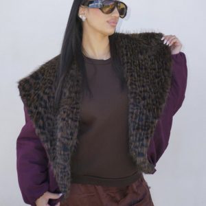 Giubbotto elegante e audace in tonalità burgundy, con la parte frontale interamente in morbido pelo maculato, per un look sofisticato e di carattere.