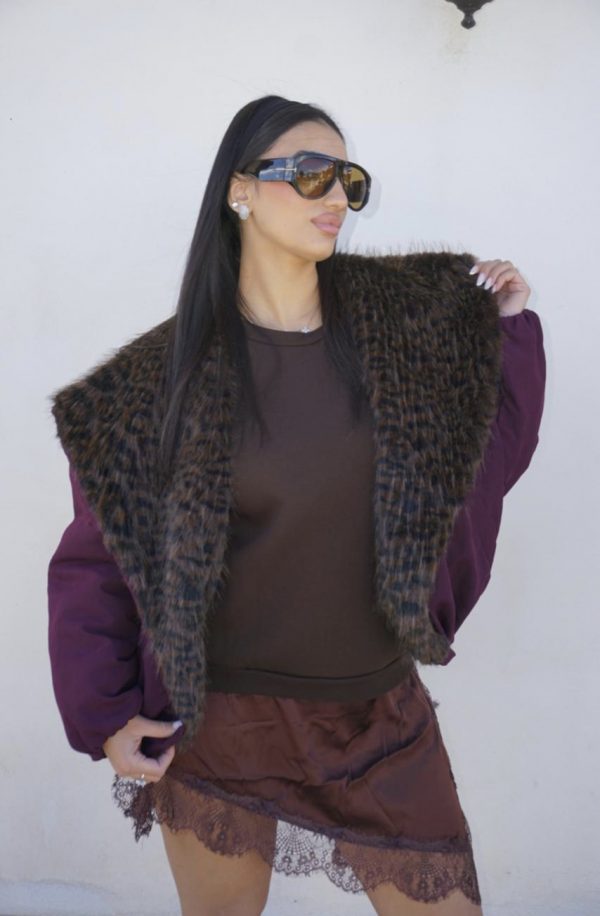 Giubbotto elegante e audace in tonalità burgundy, con la parte frontale interamente in morbido pelo maculato, per un look sofisticato e di carattere.