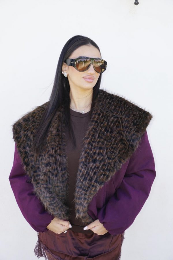 Giubbotto elegante e audace in tonalità burgundy, con la parte frontale interamente in morbido pelo maculato, per un look sofisticato e di carattere.