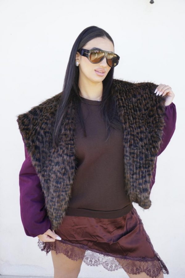 Giubbotto elegante e audace in tonalità burgundy, con la parte frontale interamente in morbido pelo maculato, per un look sofisticato e di carattere.