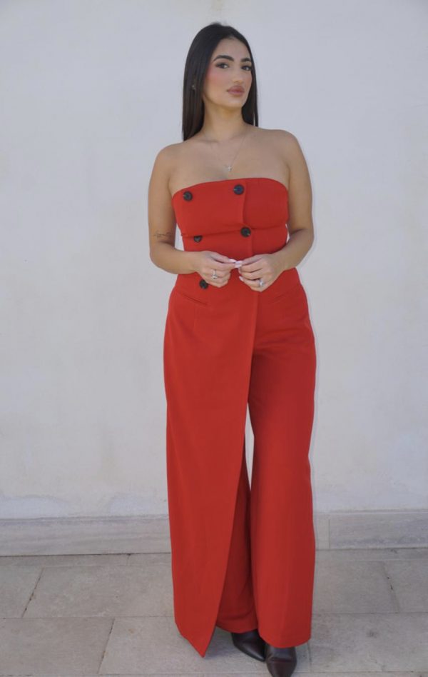 Tuta elegante rossa con bottoni frontali, abbinata a giacca oversize coordinata: un completo sofisticato e di carattere, perfetto per occasioni speciali.