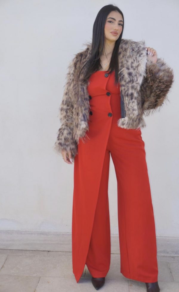 Tuta elegante rossa con bottoni frontali, abbinata a giacca oversize coordinata: un completo sofisticato e di carattere, perfetto per occasioni speciali.