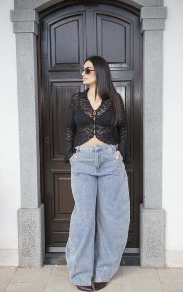 Maglietta in pizzo trasparente, delicata e femminile, perfetta per creare look eleganti e sofisticati con un tocco leggero di trasparenza.