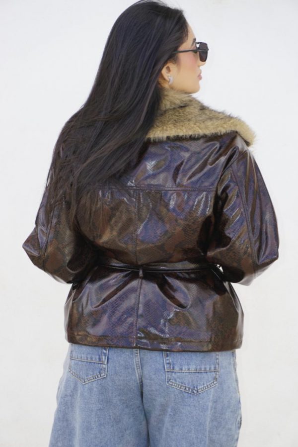 Giubbotto in pelle con motivo pitonato e pelliccia morbida sul davanti, elegante e di carattere, perfetto per un look sofisticato e originale.