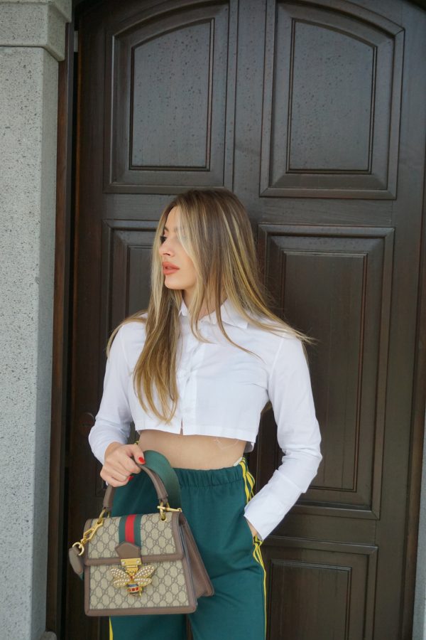 Pantaloni verde intenso a gamba larga con bande laterali gialle. Comodi, moderni e dal forte impatto visivo: perfetti per look sporty-street di carattere.