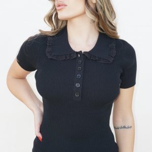 Romantico vestito caratterizzato da dettagli floreali e una linea femminile, perfetto per un look elegante e delicato.