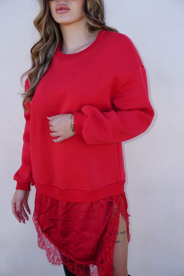 Abito rosso composto da una felpa morbida e una sottogonna in raso con bordo in pizzo, per un mix moderno tra casual e femminile.