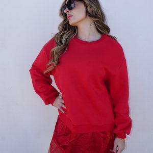 Abito rosso composto da una felpa morbida e una sottogonna in raso con bordo in pizzo, per un mix moderno tra casual e femminile.