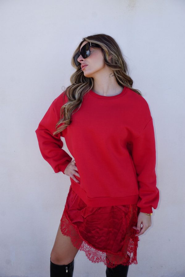Abito rosso composto da una felpa morbida e una sottogonna in raso con bordo in pizzo, per un mix moderno tra casual e femminile.
