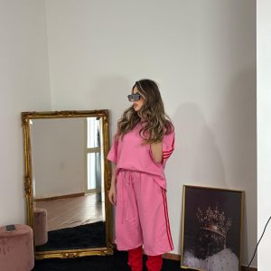 Coordinato donna rosa oversize con dettagli sportivi a righe laterali e pantalone ampio.