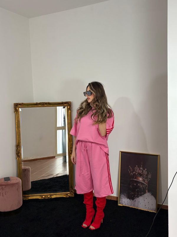 Coordinato donna rosa oversize con dettagli sportivi a righe laterali e pantalone ampio.