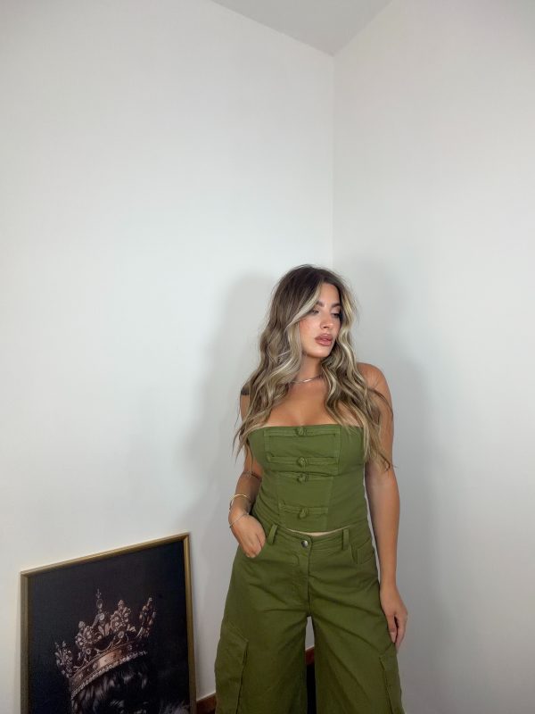 Coordinato Victoria verde militare con top a fascia e pantalone cargo donna.