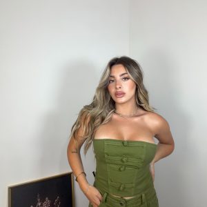 Coordinato Victoria verde militare con top a fascia e pantalone cargo donna.