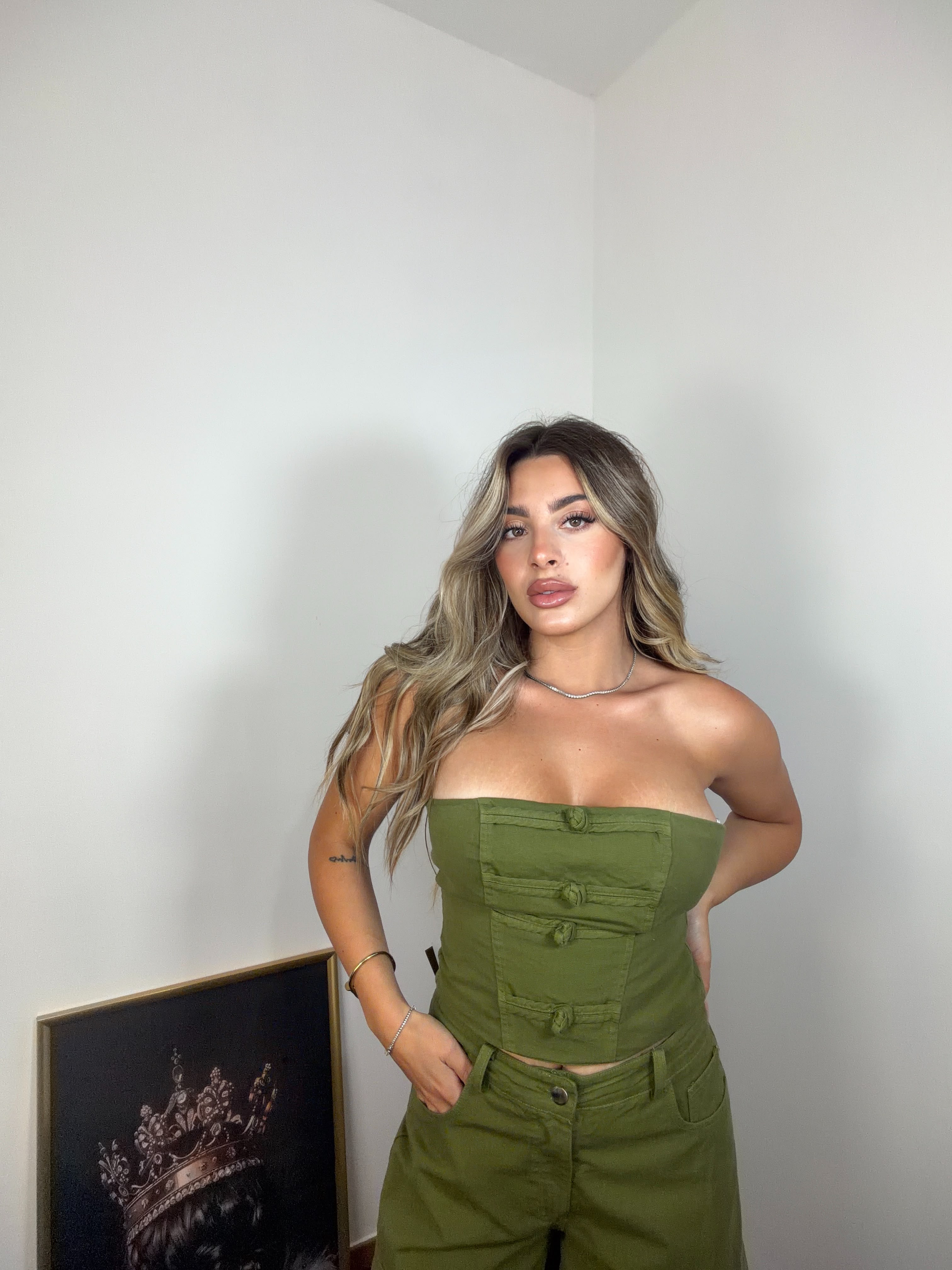 Coordinato Victoria verde militare con top a fascia e pantalone cargo donna.