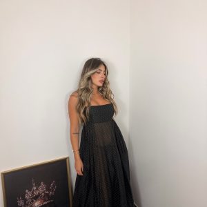 Abito lungo nero a pois con scollo a fascia e tessuto leggero. Perfetto per eventi, serate eleganti e occasioni speciali.